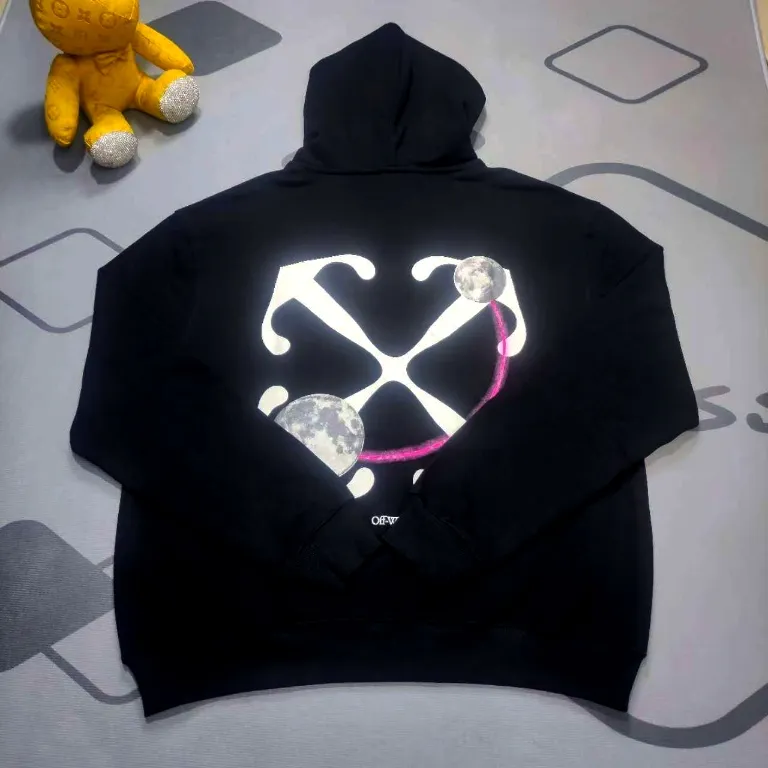 Top tested version OW American double moon arrow print hooded sweatshirt for men and women, pullover loose jacket top for men and women. As a street fashion art in the luxury ranks, off white has always attracted many fans with its classic logo and trendy creativity. Not only is it an understanding of fashion, off white also intuitively reflects ♻️ environmental awareness in many works, and treats the world gently.  The kangaroo pocket adopts a special machine crimping process with externally shaped wiring. The brim of the hat is designed with threads, which is the first thing to look at when appraising.  , printing more than 10 times. Can perfectly restore the original effect. Printing process, clear picture. The white glue base ensures the firmness of the printing, and machine washing is stress-free. The fabric is made of 480g terry cotton fabric with full drape.  Color: Black Size: XS-L P:430
